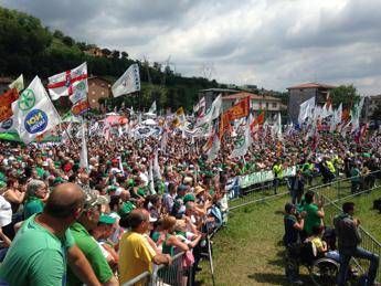 Lega, secessione addio: il popolo padano a Pontida per il 'no' a Renzi Lega, secessione addio: il popolo padano a Pontida per il 'no' a Renzi